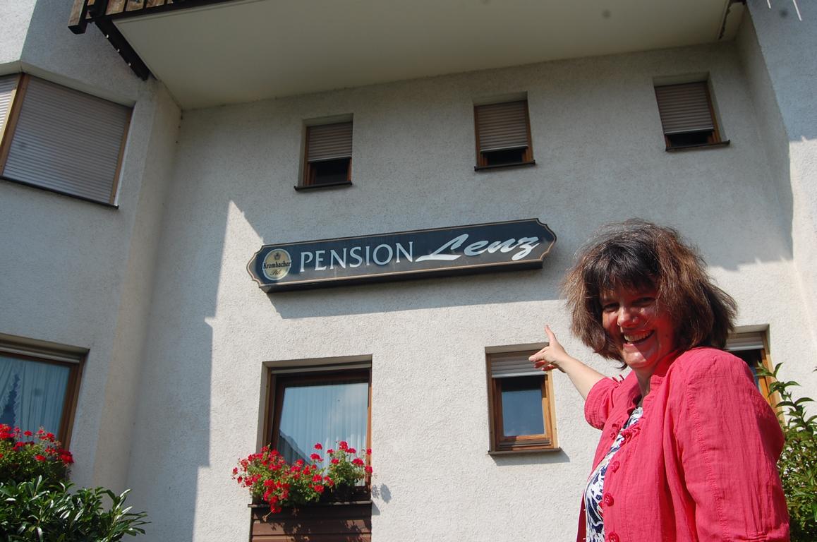 Pension-Lenz-026-Frau-Lenz-mit-Firmenschild